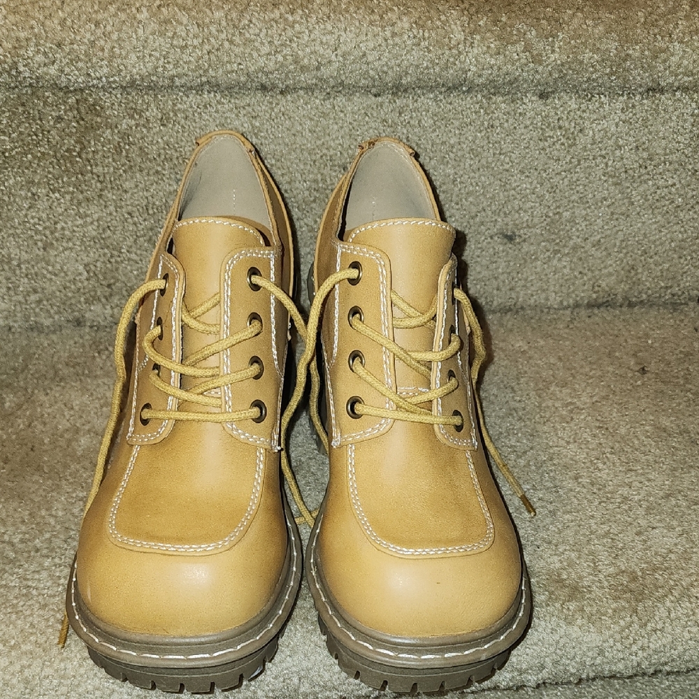 dELiA*s Camel LlFootwear, sz. 8M. Brand new, no box.